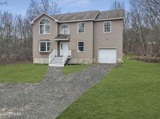 111 Nuthatch Ln, Bushkill, PA 18324