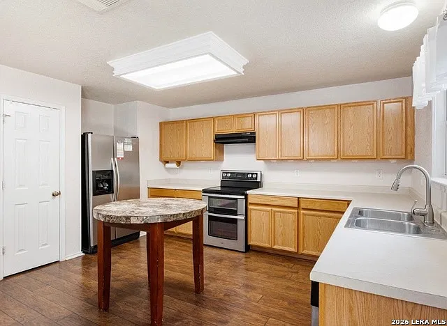 3 bed, 2.5 bath, 2297 sqft, $2,600 — Photo 4