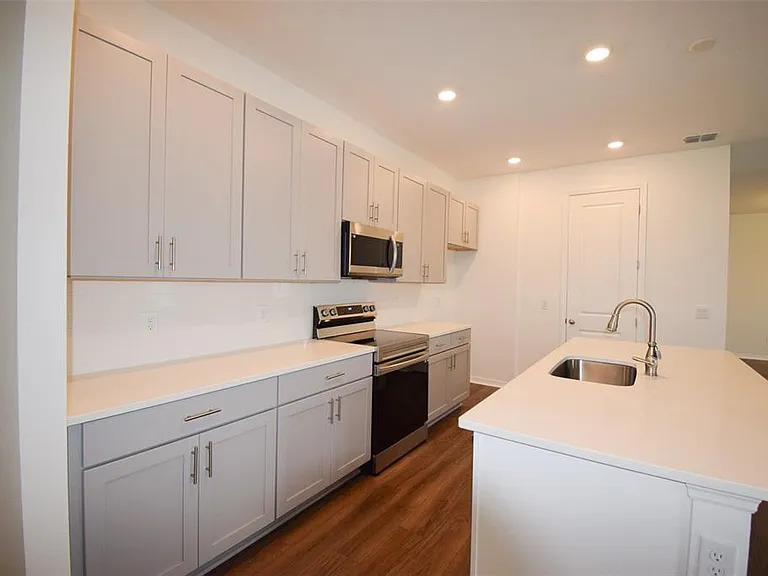 2370 Lancashire St — Photo 36