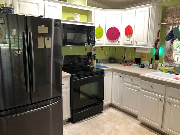 Kitchen, appliances stay