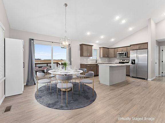 4th image of 108 Saint Charles Cir