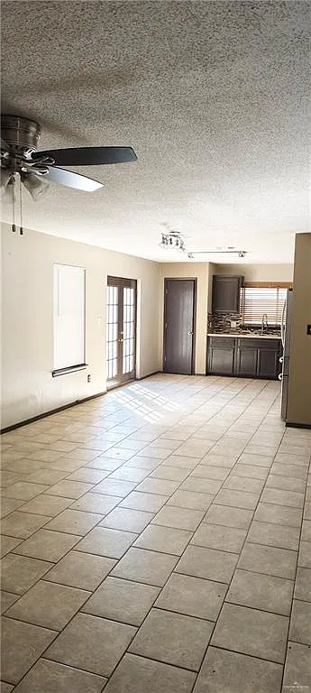 3 bed, 2.5 bath, 2160 sqft, $1,700 — Photo 4