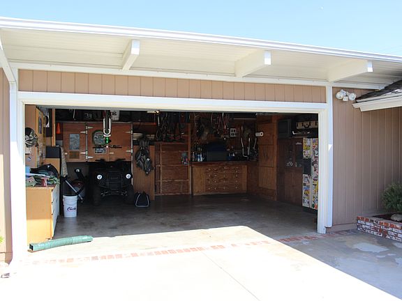 Dbl Car  w/built in cabinets