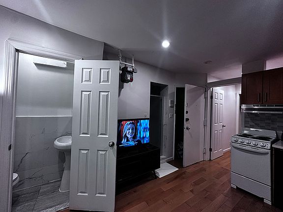 3rd image of 21 Essex St APT 5