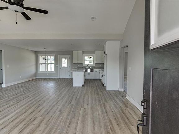 3rd image of 102 Creek Stone Dr