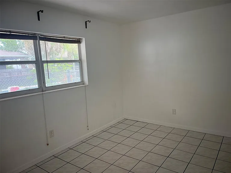 231 SW 8th St #1 — Photo 5