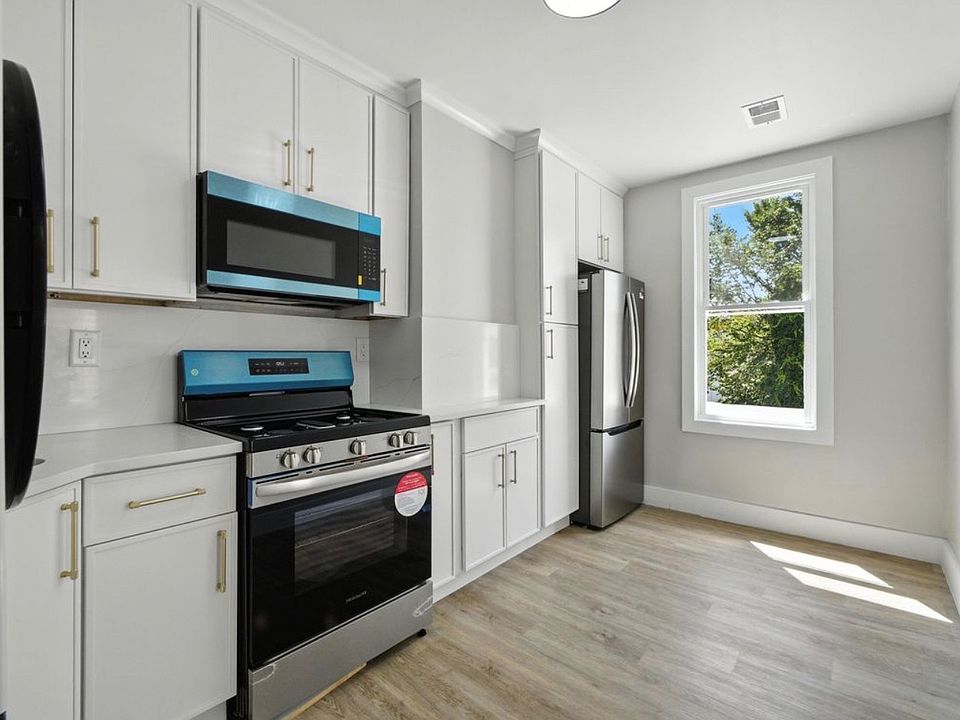 1st image of 125 Custer Ave Floor 2