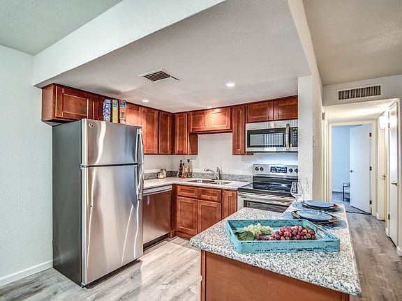 3rd image of 1623 W Denton Ln APT 106
