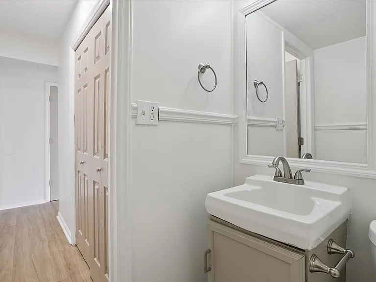 1/2 Bath (1) 1/2 Bath (1)