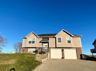 965 N Hickory Dr, Tonganoxie, KS 66086