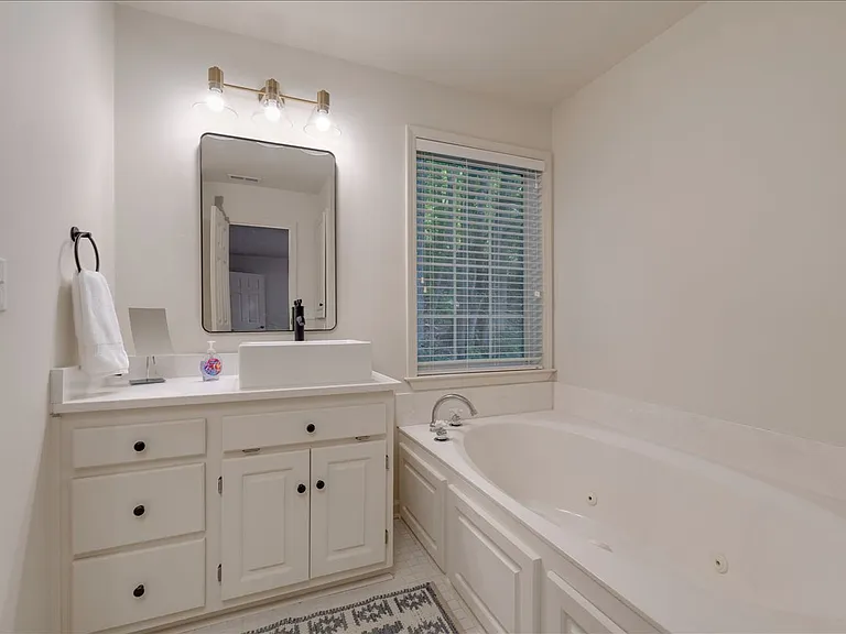 3700 Lindsey Ln — Photo 6