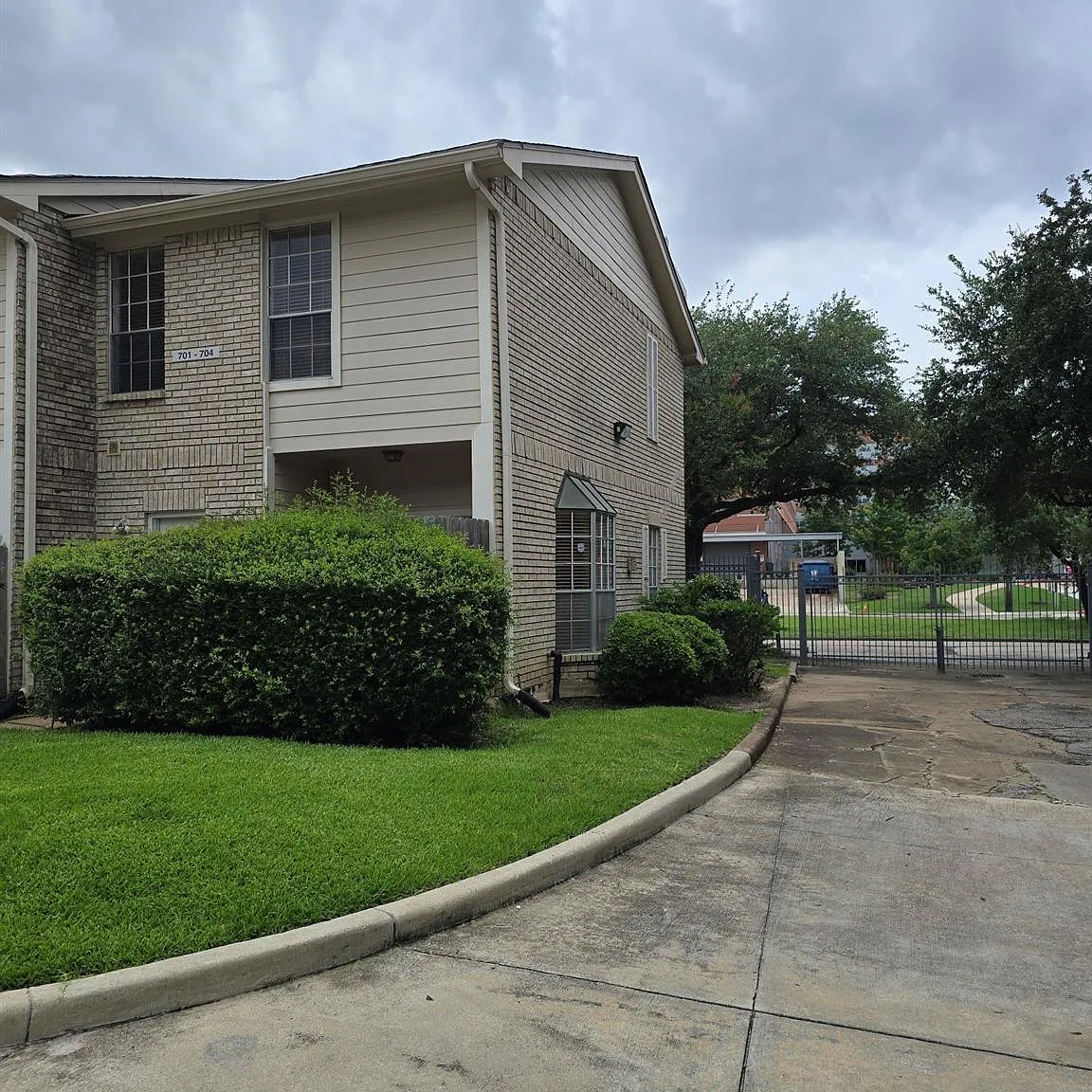2 bed, 1.5 bath, 1104 sqft, $1,500 — Photo 2