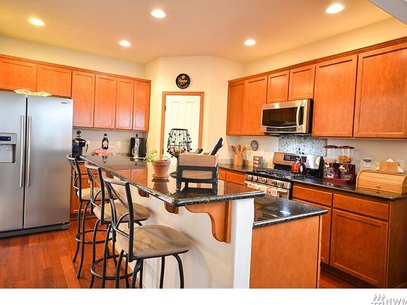 Gleeming Cherry Hardwoods... Eating / wine sipping bar !  Gas cooking and huge corner pantry.