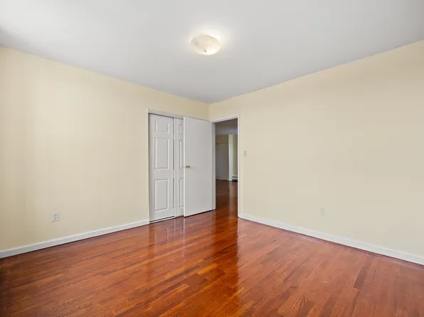 14-23 31st Avenue image 8 of 21