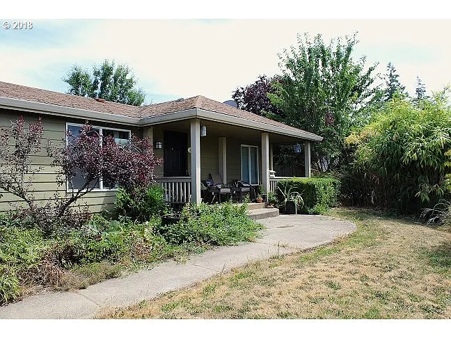 600 SE Mountain View Ln photo 1