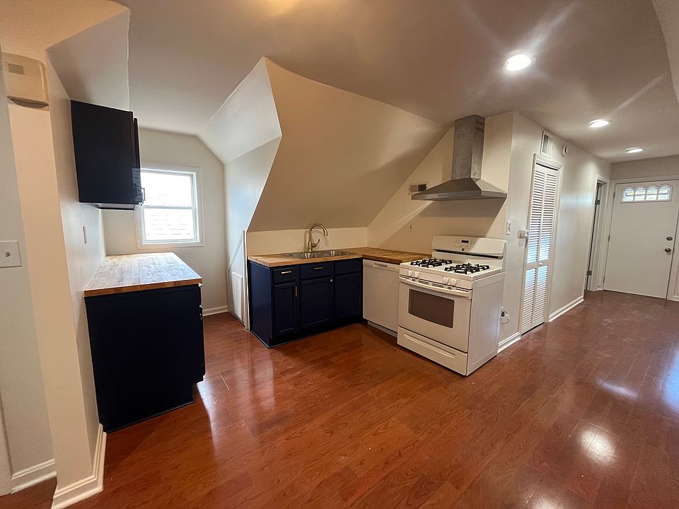 1st image of 1655 N Artesian Ave #3