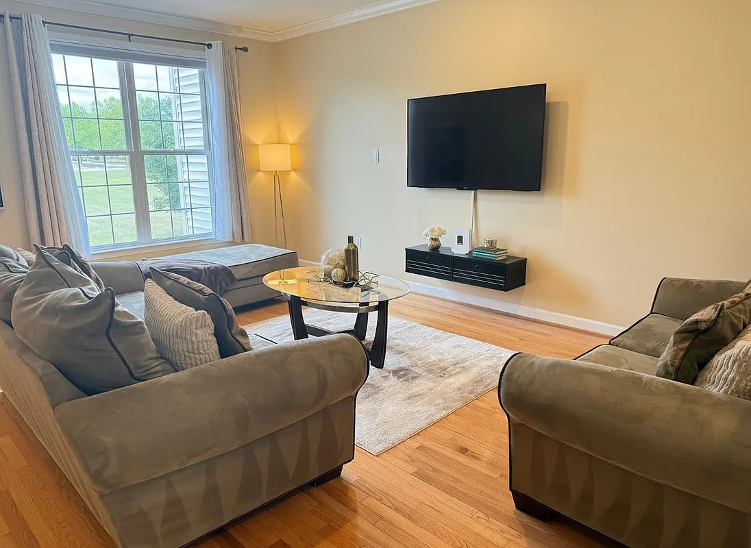 3 bed, 3.0 bath, 2100 sqft, $3,500 — Photo 4