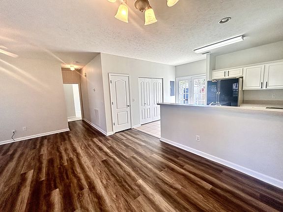 3rd image of 925 Seven Oaks Blvd