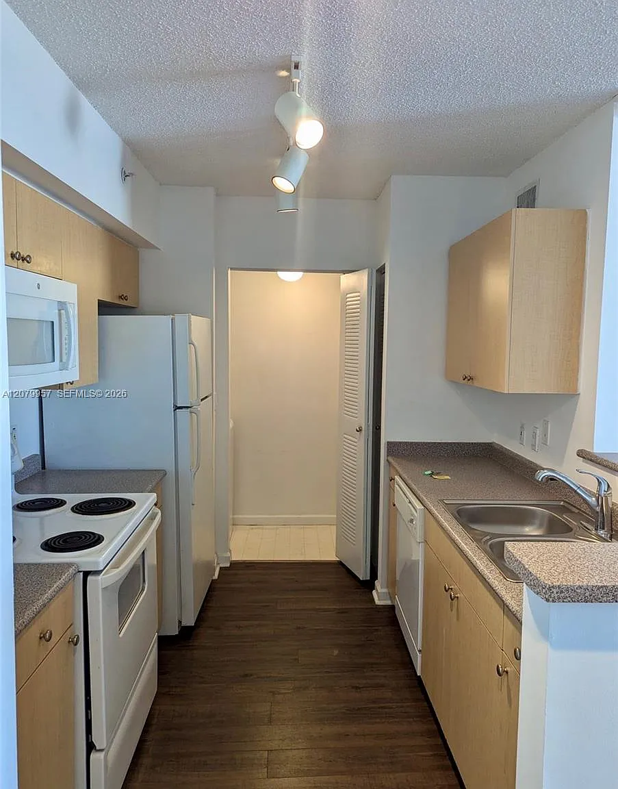 Regent Park Condo — Photo 3