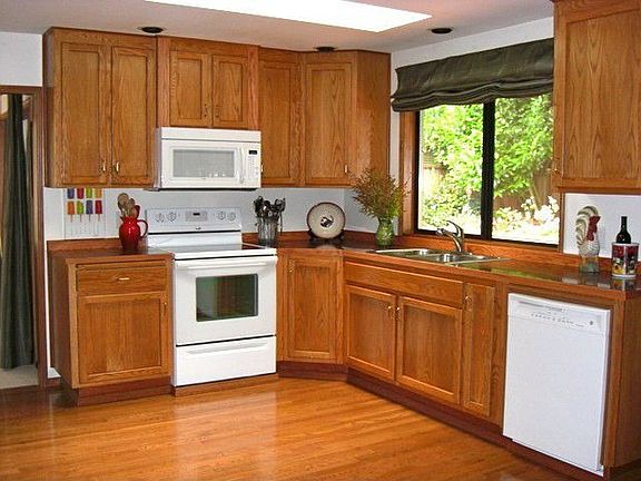 Here again, more hardwoods, new oven/range, new microwave, stainless steel sinks, their is a large p