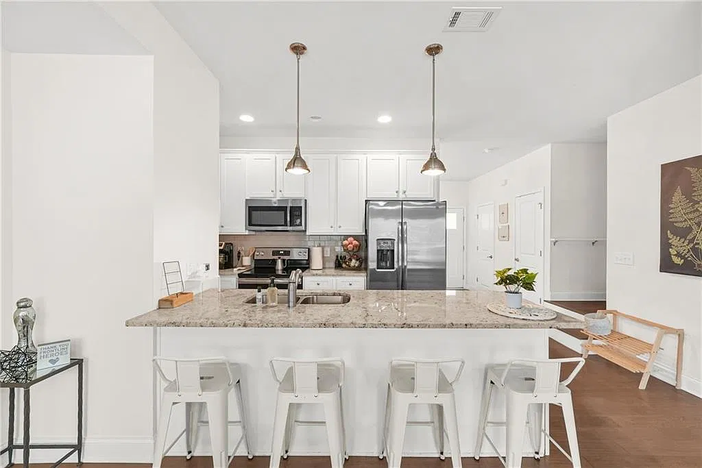 4 bed, 2.5 bath, 1720 sqft, $2,400 — Photo 2