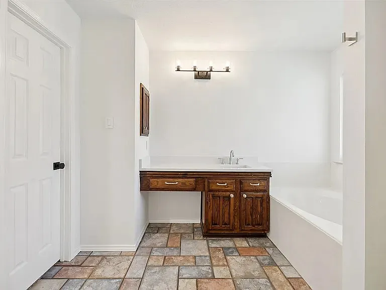 1016 Grand Central Pkwy — Photo 13