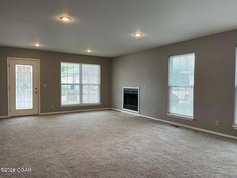 915 Briarview Dr — Photo 9