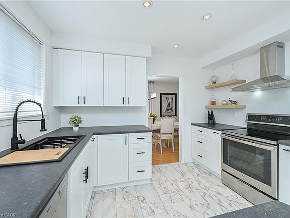 5th image of 8 Beechwood Cres