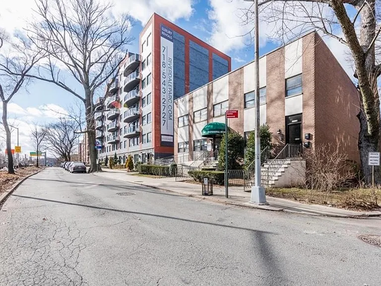 2735 Henry Hudson Pkwy W #Penthouse 2 — Photo 11