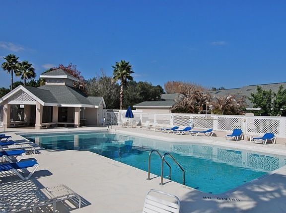 2nd image of 829 Oakwood Dr