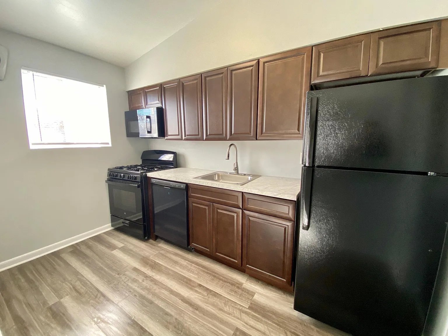 Fox Crossing Apartments — Photo 3