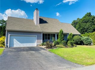 3 Venus Dr, Warwick, RI 02818