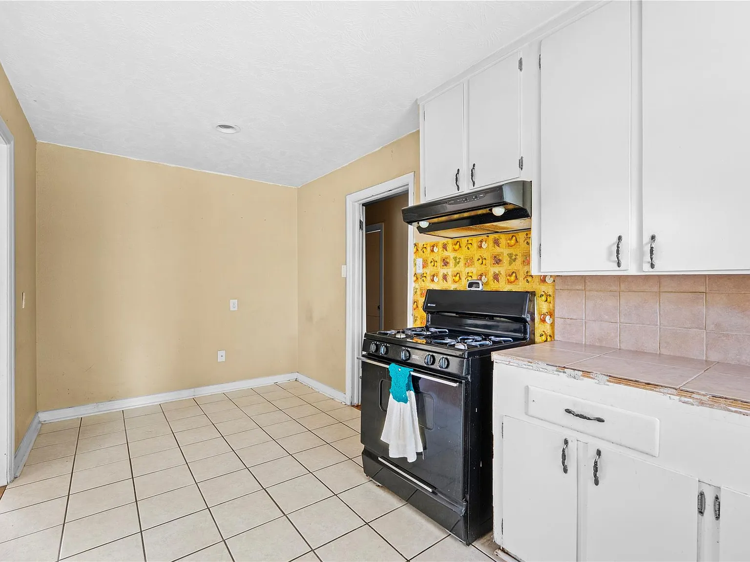 3 bed, 1.0 bath, 1296 sqft, $1,500 — Photo 3
