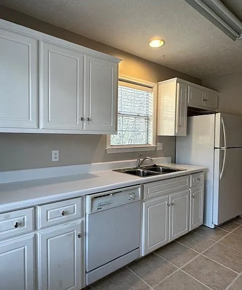 246 Waverly Ct — Photo 4