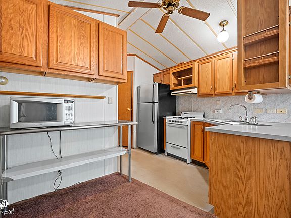 5th image of 46 Lakeshore Dr