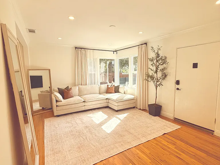 904 Victoria Ave — Photo 3