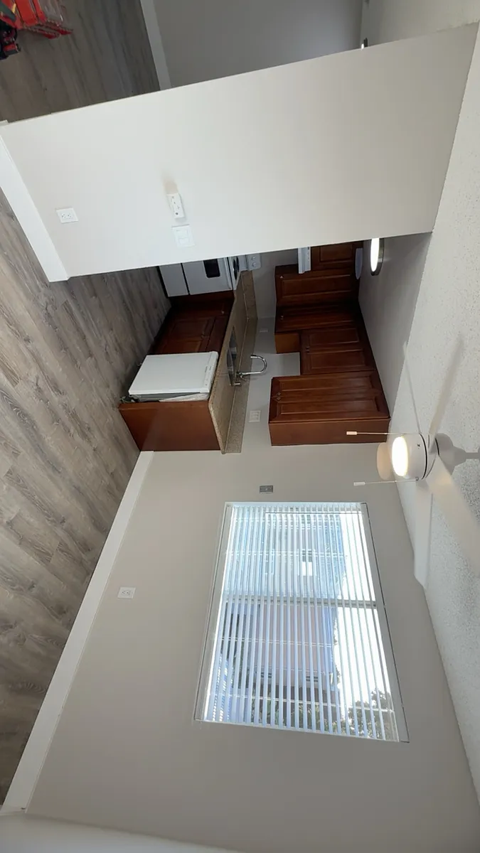 Building Photo - 922 S Sunshine Ave S #S