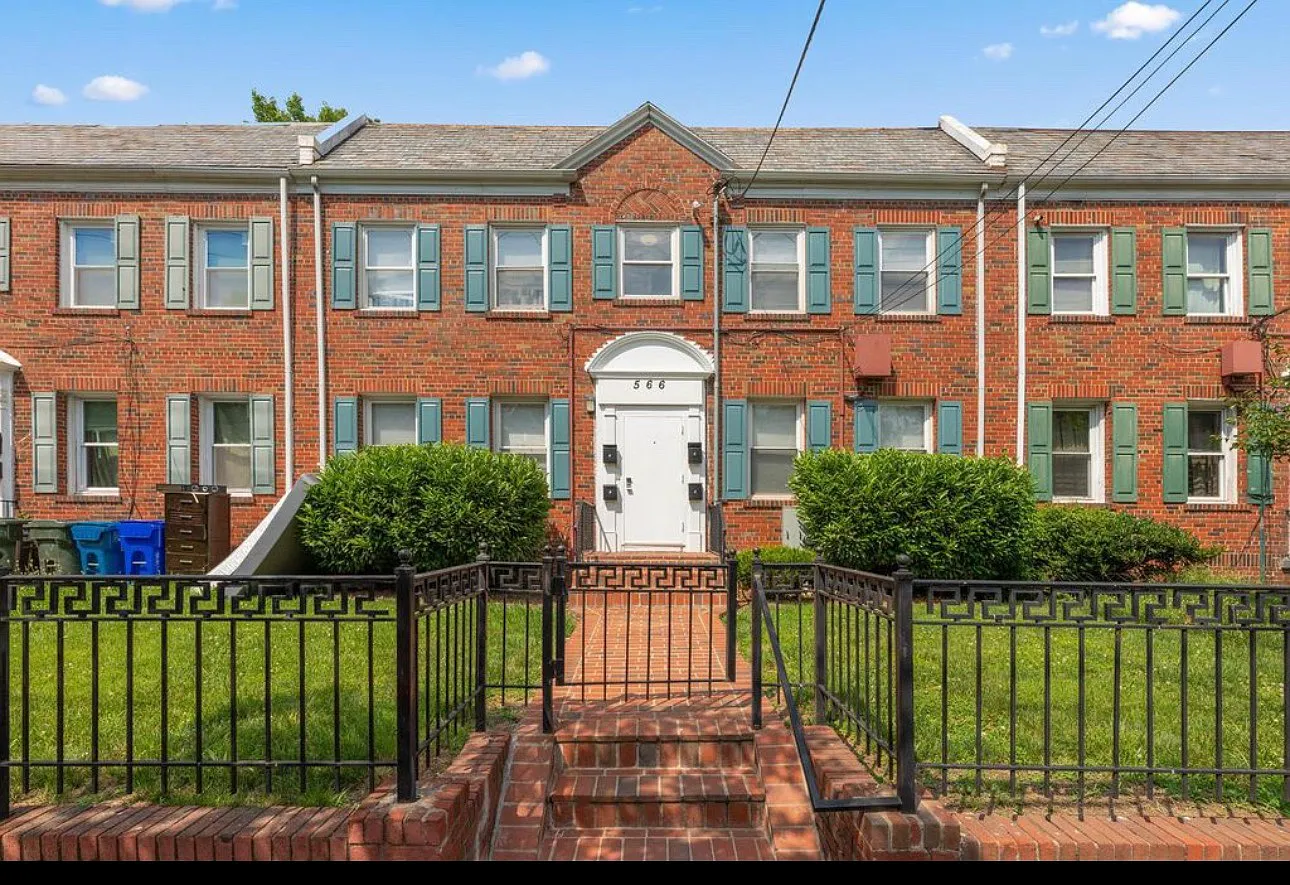 2 bed, 856 sqft, $1,595 — Photo 1