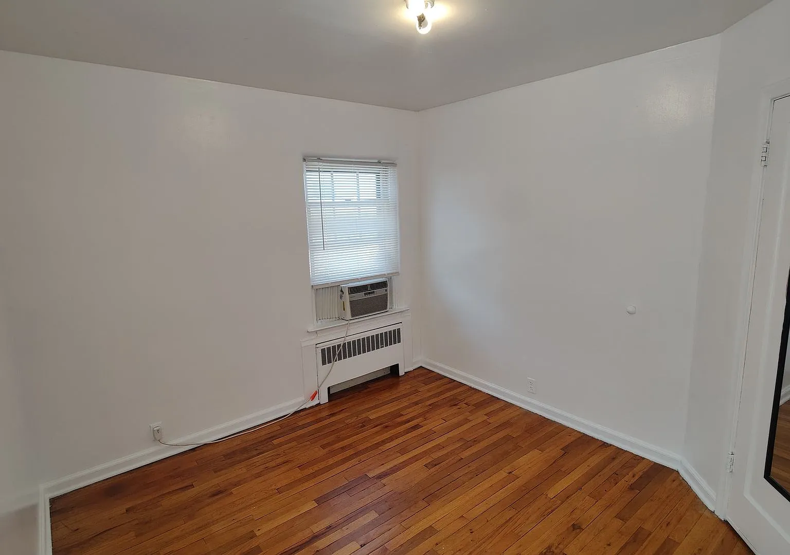 First Avenue Sixplex — Photo 1