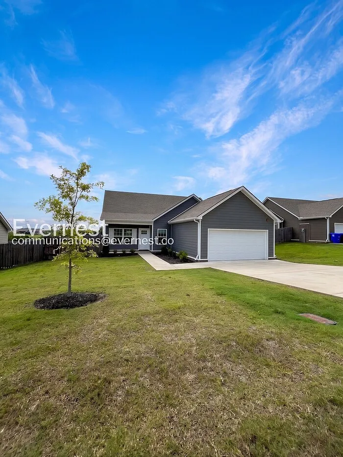4 bed, 2.0 bath, 1624 sqft, $2,095 — Photo 3