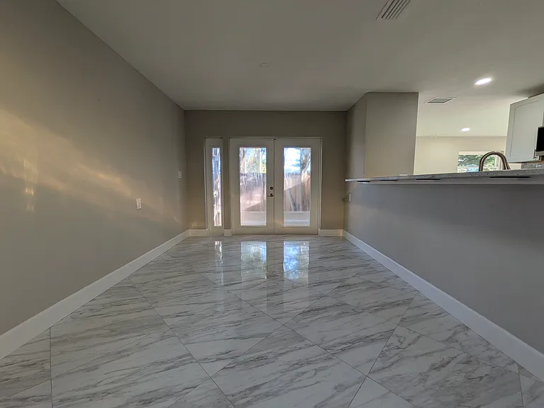 5523 Venetian Blvd NE — Photo 18