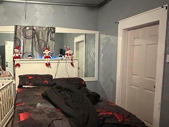 5th image of 818 Thomas Ave