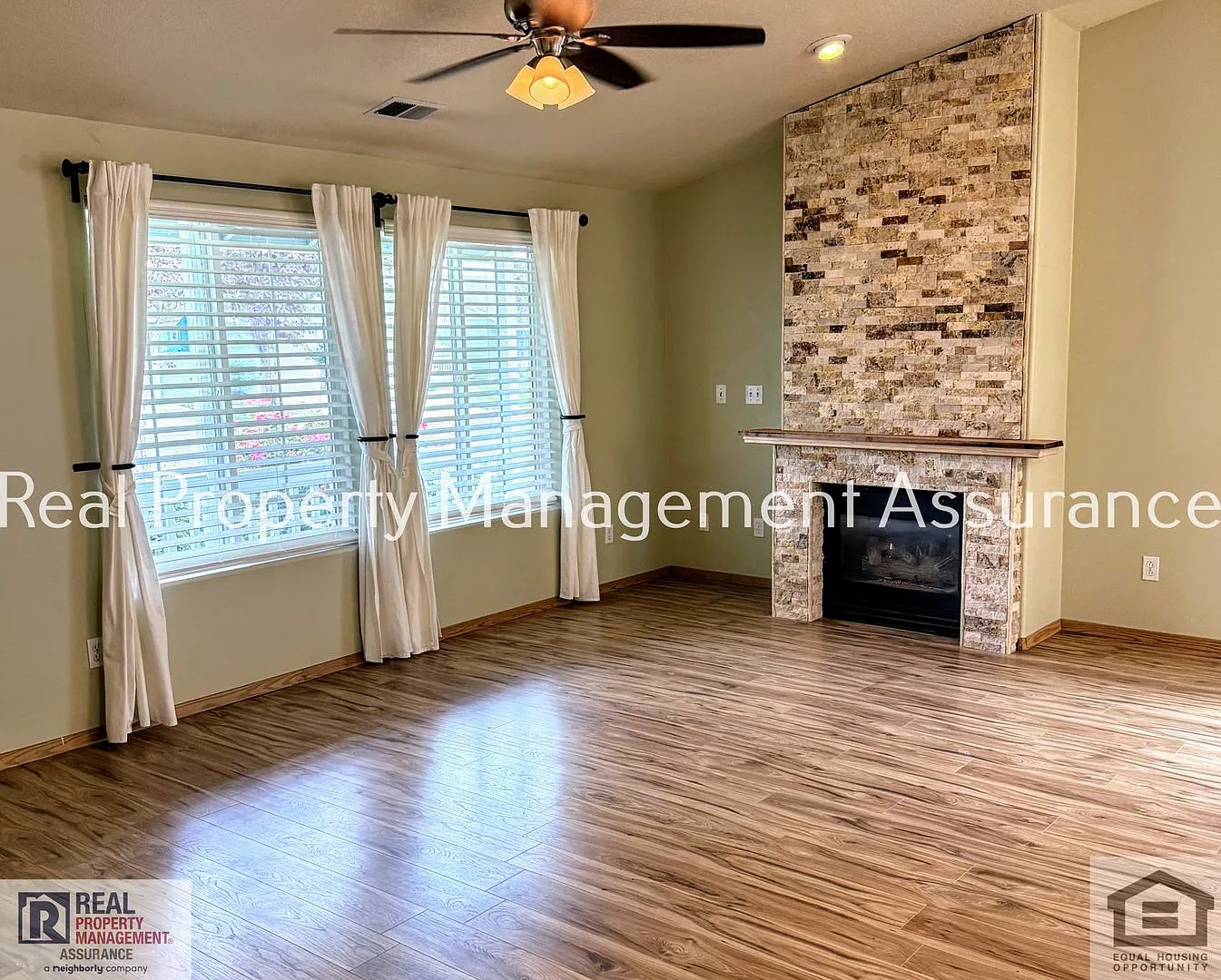 Charming 2BD/2BA duplex In Hillsboro! — Photo 4