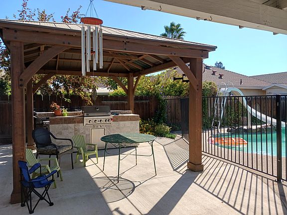 Gas Bar B-Que w/island bar an barstools.