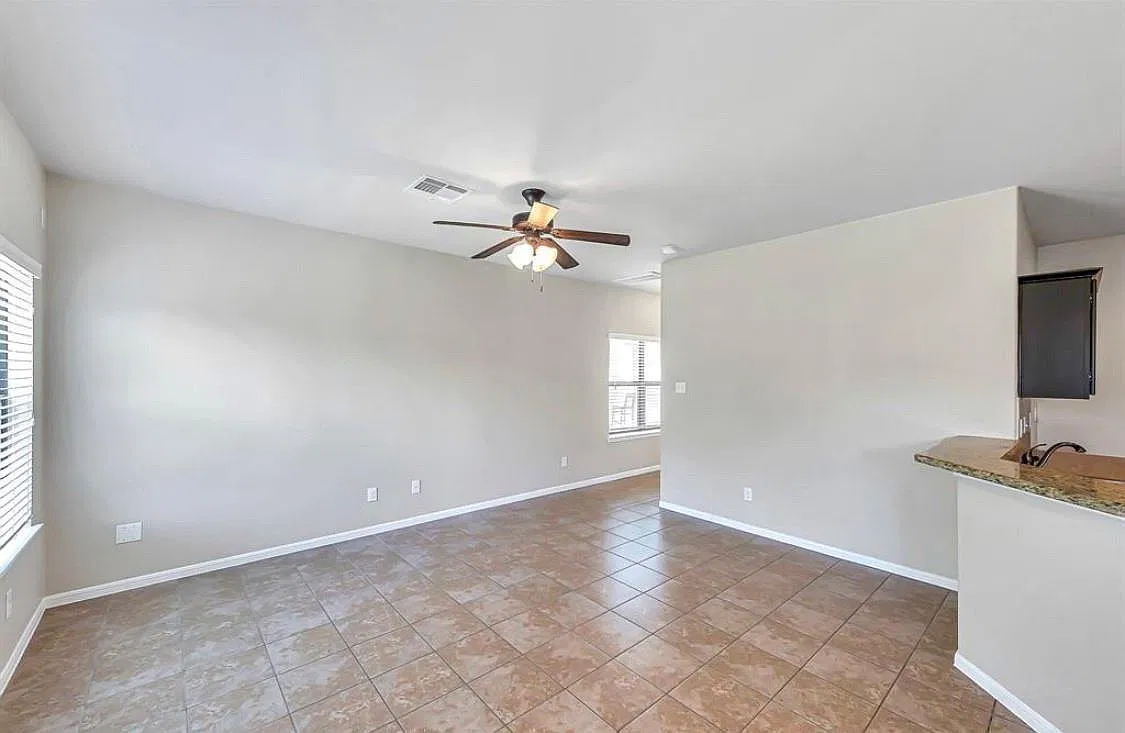 3 bed, 2.5 bath, 1732 sqft, $1,950 — Photo 3