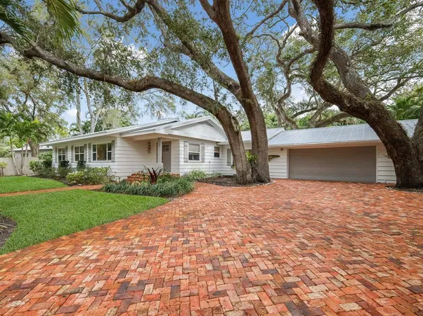 3331 Old Oak Dr, Sarasota, FL 34239