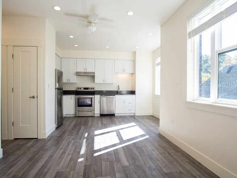 302 - 8015 N Oswego