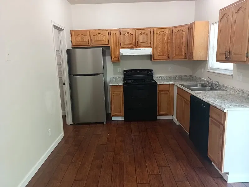 3 bed, 1.5 bath, 1956 sqft, $1,050 — Photo 2
