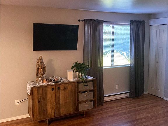 Updated paint, blinds and mantle! 