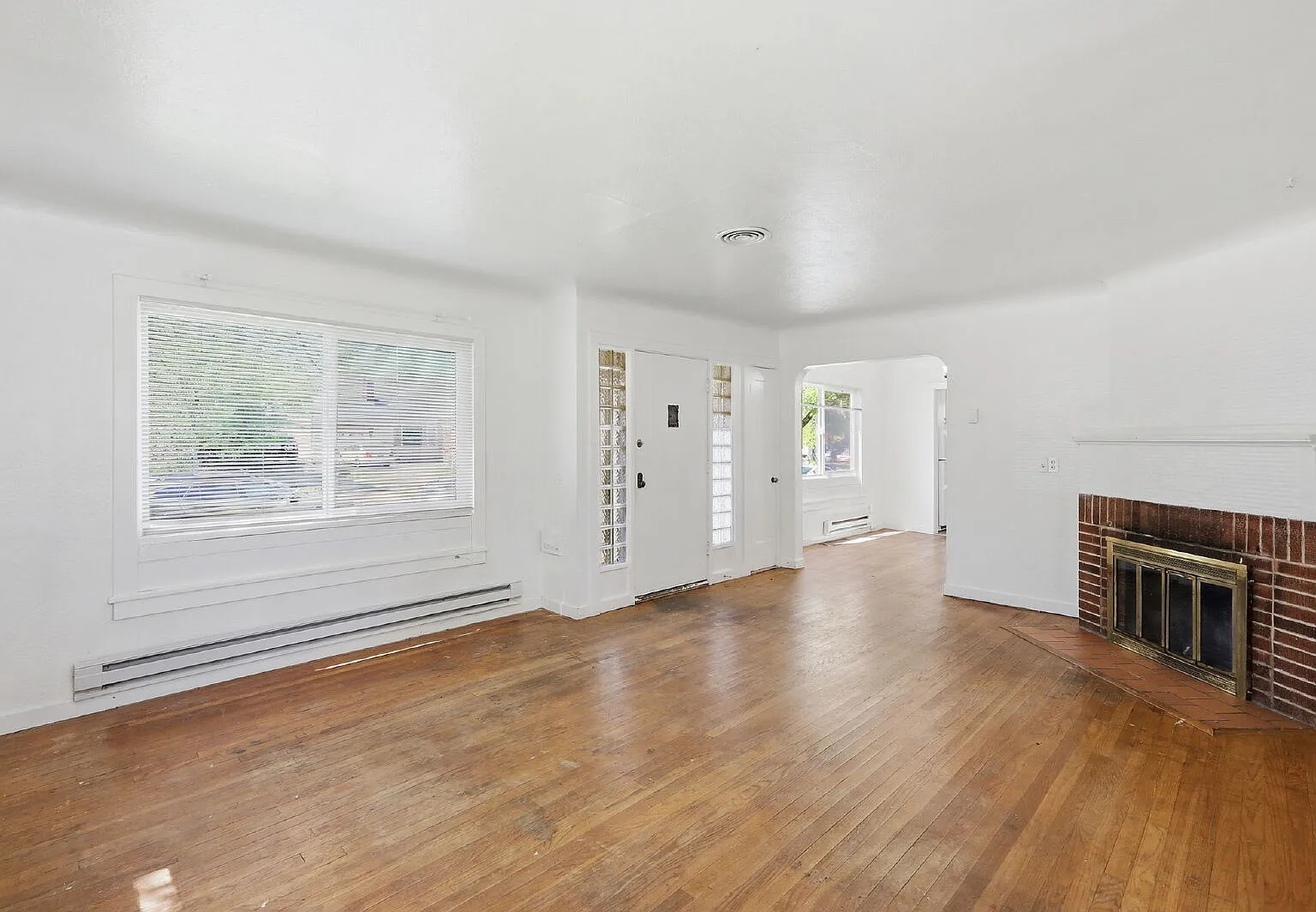4 bed, 1.0 bath, 1624 sqft, $2,795 — Photo 4